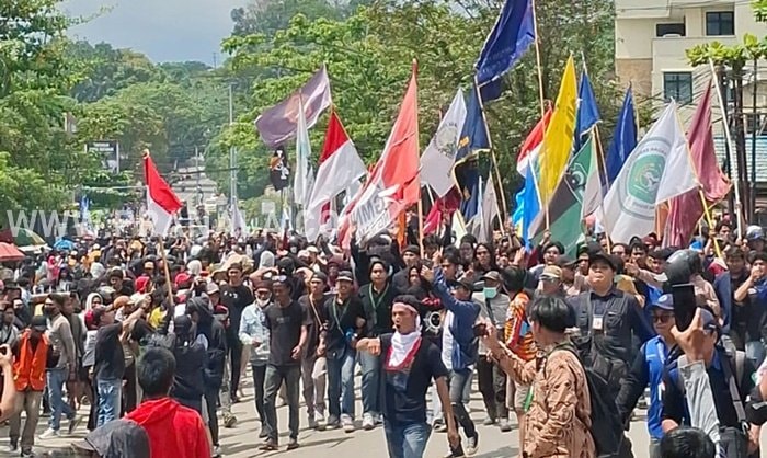 Mahasiswa dan Warga Kaltim Turun ke Jalan, Sampaikan 11 Tuntutan ke Legislator