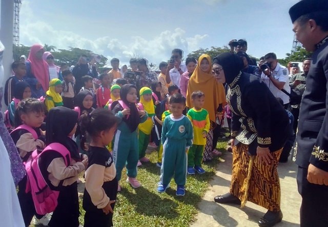 HUT ke-26 Bontang, Ribuan Pelajar Dapat Bantuan Seragam, Tas, hingga Tablet