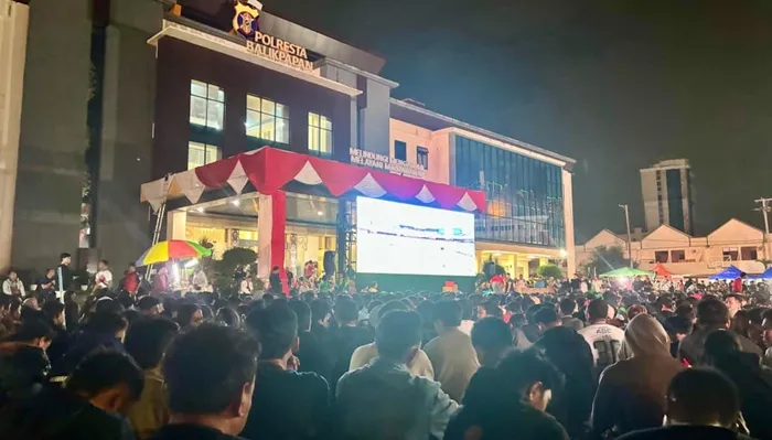 Lautan Manusia di Polresta Balikpapan: Hujan Rintik, Doorprize Motor, dan Cerita Indah Spanyol Juara Dunia Lautan Manusia di Polresta Balikpapan: Hujan Rintik, Doorprize Motor, dan Cerita Indah Spanyol Juara Dunia