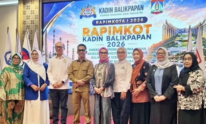 Wali Kota Balikpapan Rahmad Mas’ud dan istri, Hj Nurlena bersama Ketua Kadin Kaltim Putri Amanda Nurramadhani, Ketua Kadin Balikpapan Noval Aspihani dan beberapa ibu ibu senior Balikpapan.
