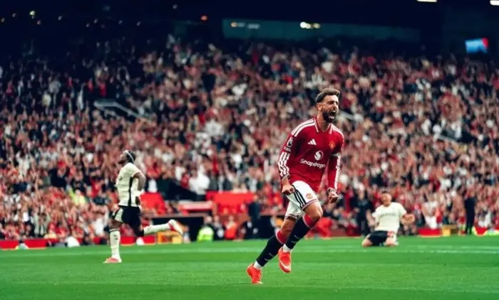 Selebrasi Bruno Fernandes setelah mencetak gol saat Manchester United bermain melawan Ipswich Town dalam laga matchday ke 2 Liga Inggris 2026 27 di Old Trafford,