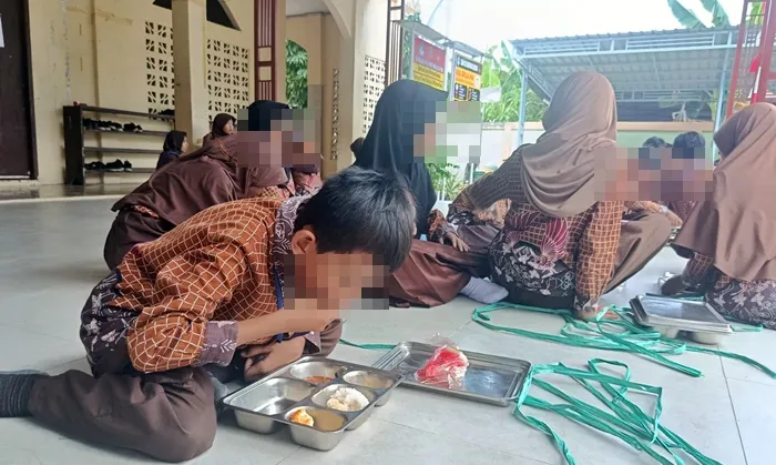 MBG di SDN 012 Bontang Selatan Berlanjut Meski Ada Dugaan Siswa Keracunan MBG di SDN 012 Bontang Selatan Berlanjut Meski Ada Dugaan Siswa Keracunan