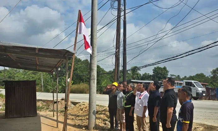 Sambut HUT RI, PT EUP Salurkan 100 Bendera Merah Putih di Bontang Lestari1 Sambut HUT RI, PT EUP Salurkan 100 Bendera Merah Putih di Bontang Lestari1