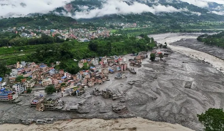 Tampilan dari drone memperlihatkan lumpur yang menutupi bangunan setelah banjir bandang di Trishuli, distrik Nuwakot, Nepal, pada 27 Agustus 2026.