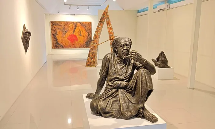 Penulis saat mengunjungi pameran lukisan Nasirun Dunadi, Arundhati Penulis saat mengunjungi pameran lukisan Nasirun Dunadi, Arundhati