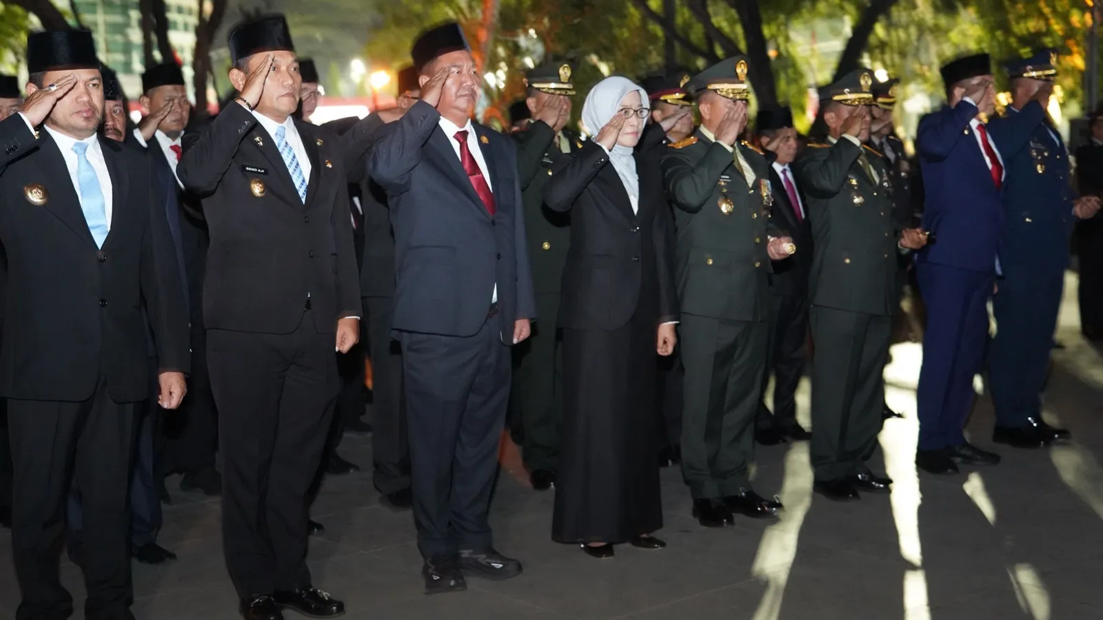 Apel Renungan Suci Kaltim di TMP Kesuma Bangsa Samarinda mengenang jasa pahlawan dan meneguhkan semangat persatuan pada HUT ke 81 RI. 1 Apel Renungan Suci Kaltim di TMP Kesuma Bangsa Samarinda mengenang jasa pahlawan dan meneguhkan semangat persatuan pada HUT ke 81 RI. 1