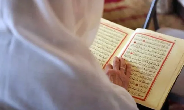 Ilustrasi membaca Alquran.