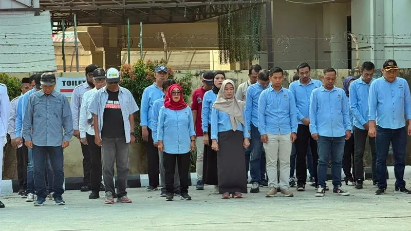 PWI Kaltim memperingati HUT ke 81 Kemerdekaan Republik Indonesia melalui upacara bendera di halaman Sekretariat PWI Kaltim, Jalan Biola, Kelurahan Bugis, Samarinda PWI Kaltim memperingati HUT ke 81 Kemerdekaan Republik Indonesia melalui upacara bendera di halaman Sekretariat PWI Kaltim, Jalan Biola, Kelurahan Bugis, Samarinda