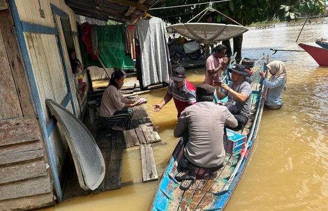 Banjir Rendam Jalan Poros Muara Wahau Kutim, Salurkan Bantuan Pakai Perahu Ketinting