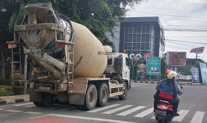Truk Molen Bebas Melintas di Pusat Kota Bontang, Langgar Aturan?