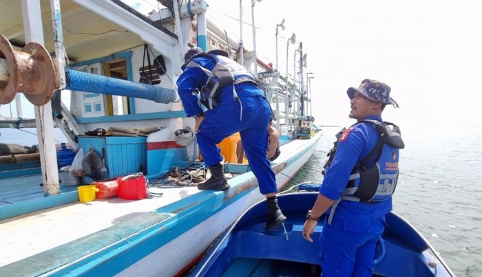 Cegah Kecelakaan Laut, Sat Polairud Bontang Periksa Dokumen dan Imbau Nelayan Waspada Cuaca