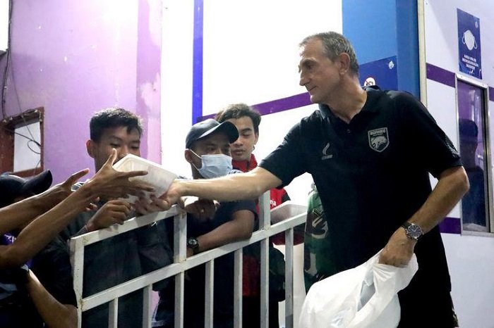 Aksi Mulia Pelatih Borneo FC Bagi-Bagi Nasi Kotak kepada Suporter
