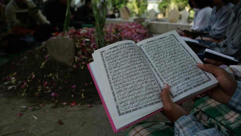 Jelang Ramadan, Kenali Adab Ziarah Kubur