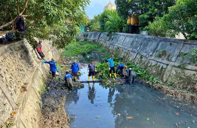 Cerita Pasukan Panbers Bontang: Sebulan Berteman Lumpur Demi Adang Banjir Kiriman