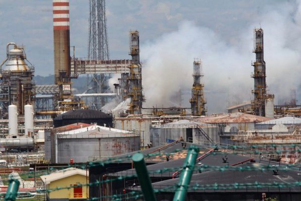 Kilang Pengolahan BBM Pertamina Balikpapan Terbakar