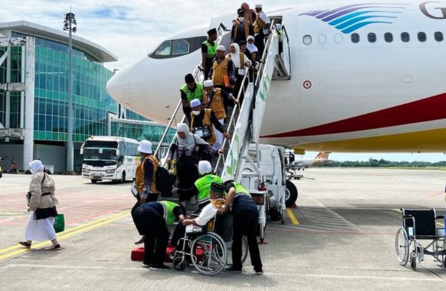 Jemaah Haji Kloter Pertama dari Balikpapan Tiba di Tanah Air, Disambut Meriah di Bandara SAMS Sepinggan