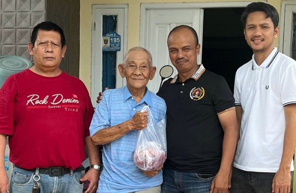 PWI Kaltim Bagikan Daging Kurban Pertama untuk Wartawan Sepuh dan Janda Istri Mendiang Wartawan