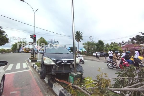 UPDATE NEWS: Mobil Lurah Tanjung Laut Tabrak Median Jalan