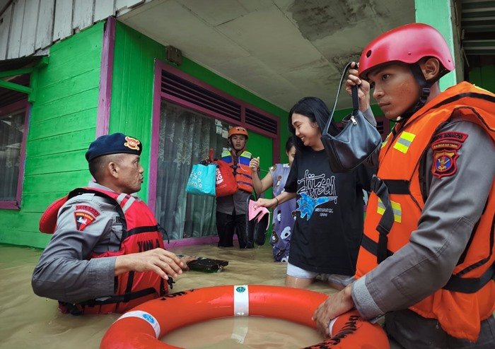 Sederet Aksi Satbrimob Polda Kaltim Evakusi Warga Balikpapan saat Diterjang Banjir