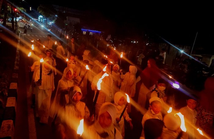 Sambut Ramadan, Ribuan Warga Bontang Antusias Ikuti Pawai Obor