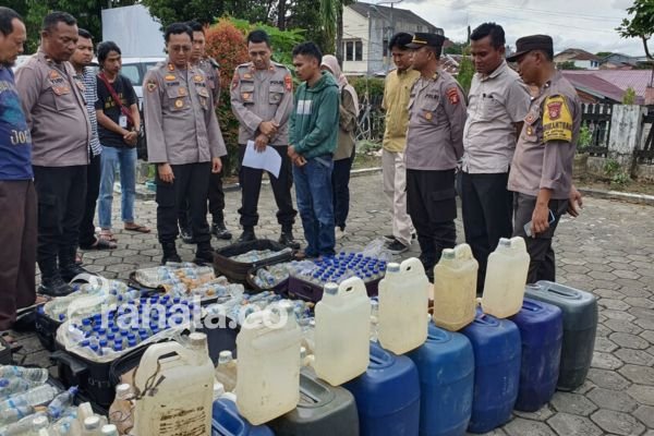 Penyelundupan Ratusan Miras Ciu Digagalkan Polisi di Pelabuhan Lok Tuan
