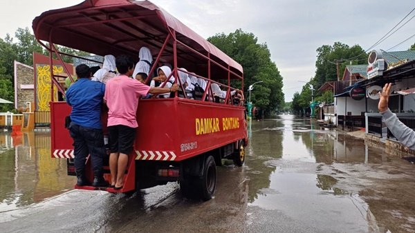 FOTO-FOTO: Banjir Rob Lumpuhkan Pagi di Bontang Kuala, Mobil Damkar Angkut Pelajar ke Sekolah