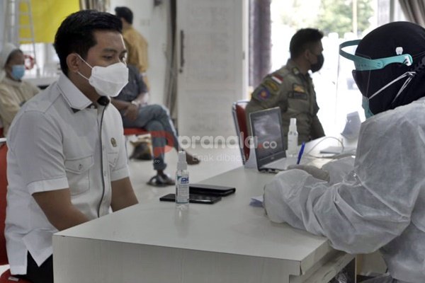 Disuntik Vaksin, DPRD Bontang Ajak Warga Divaksin Covid-19