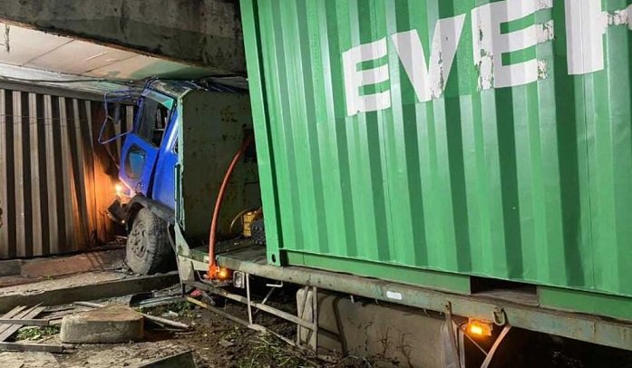 Truk Kontainer Tabrak Ruko di Muara Rapak Balikpapan, Sopir Melarikan Diri