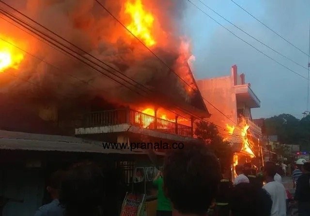 Kios Sembako dan Rumah 2 Lantai di Samarinda Terbakar