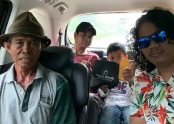 Viral Kakek di Samarinda Beli Ponsel untuk Cucu dengan Uang Recehan Sekarung