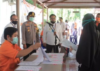Warga Balikpapan Ambil Bantuan Tunai Covid-19 Pakai Mobil Pribadi hingga Berstatus PNS