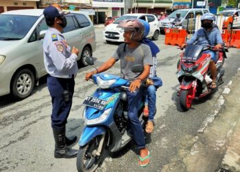 Lupa Pakai Masker, Pengendara Motor di Balikpapan Dihukum Push-Up