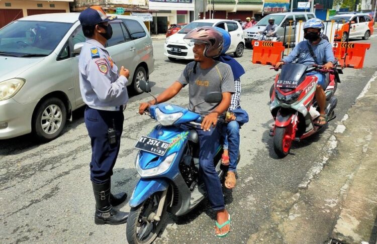 Lupa Pakai Masker, Pengendara Motor di Balikpapan Dihukum Push-Up