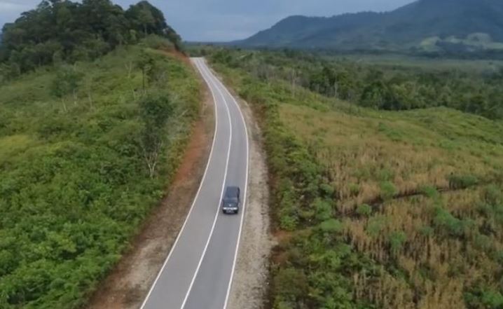 Jalan Trans Penghubung Kaltim dan Kalbar Longsor