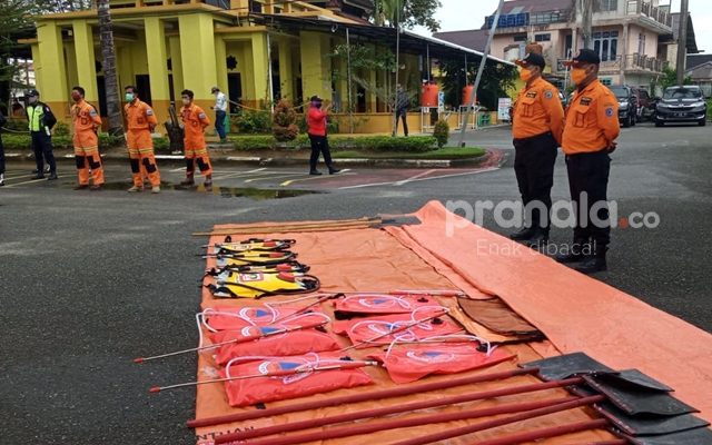 Peagawai BPBD Bontang mengikuti apel Kesiapsiagaan Bencana Kota Bontang di halaman kantor Dinas Penanaman Modal dan Pelayanan Terpadu Satu Pintu (DPMPTSP), Jalan Awang Long, Kota Bontang, Kalimantan Timur, Selasa (30/3/2021) pagi.