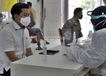 Disuntik Vaksin, DPRD Bontang Ajak Warga Divaksin Covid-19