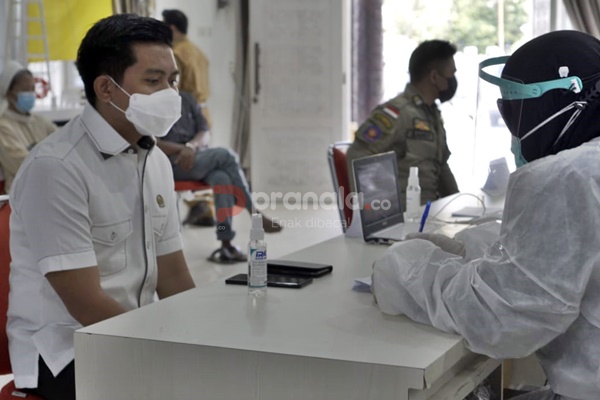 Disuntik Vaksin, DPRD Bontang Ajak Warga Divaksin Covid-19