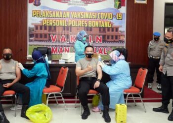 Giliran Polisi Bontang Divaksin Covid-19