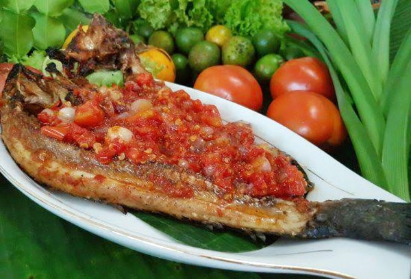 Ikan gabusnya yang dibakar lengkap dengan sisiknya sampai kehitaman justru memperkuat kesan “garang” dari sajian ini.
