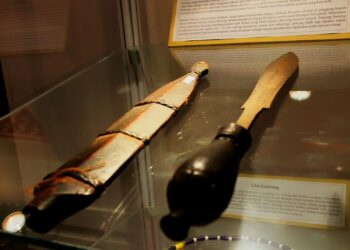 Senjata Tradisional Suku Dayak Buatan Makhluk Kayangan