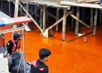 Kapal LCT Karam di Sungai Mahakam