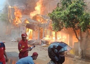Puluhan Rumah Hangus, Kobaran Api Terlihat Jarak 3 Km