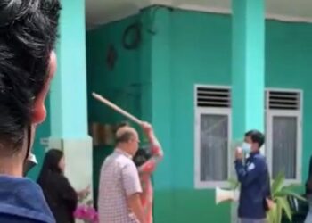 Dekan BEM Universitas Trunajaya Bubarkan Demo Mahasiswa Pakai Kayu