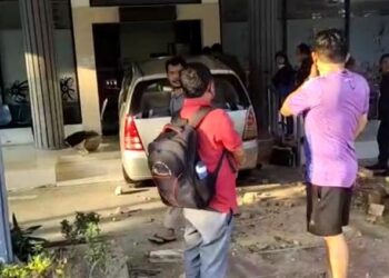 Mobil Dinas Terjang Pintu Masuk Gedung DPMPTSP Bontang
