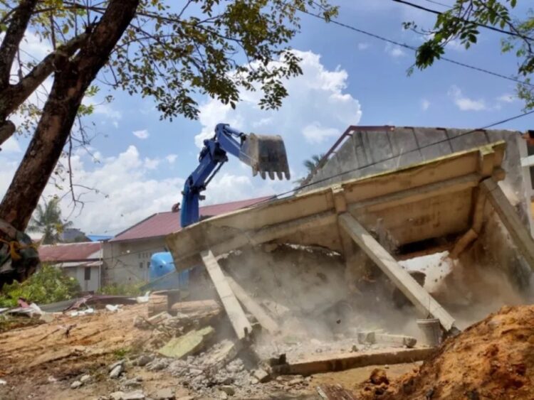 Dihuni 10 Tahun, Rumah Asriani Dirobohkan Eksavator