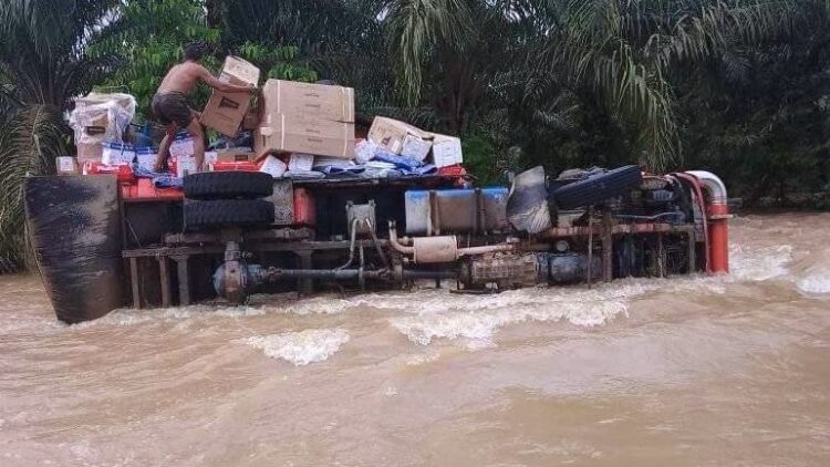 Hampir 5 Ribu Warga Kukar Mengungsi, Truk Pengangkut Sembako Terbalik karena Arus