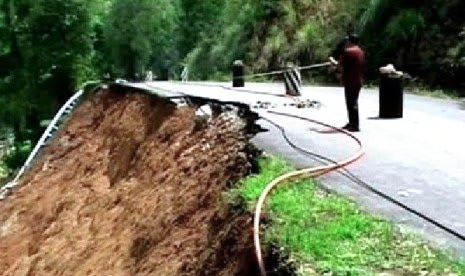 Longsor di Samarinda Akibat Hujan dan Kemiringan 45 Derajat