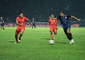 Kiri-ke-kanan: Fajar Fathur Rahman, Terens Puhir, dan Adam Alis saat laga Arema vs Borneo FC dalam Leg 1 Final Piala Presiden 2022 di Stadion Kanjuruhan, Malang, Kamis (14/7) malam WIB. Foto: Situs web resmi Piala Presiden