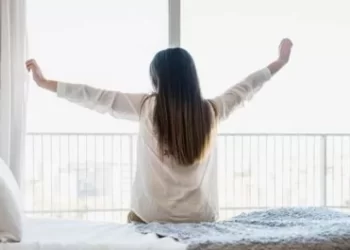 Bangun Tidur Jangan Langsung Pegang Ponsel, Lakukan 3 Hal Ini Agar Kulit Makin Glowing