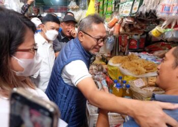 Menteri Perdagangan Zulkifli Hasan di Pasar Klandasan, Balikpapan, Kalimantan Timur, Rabu 20/7/2022. (HO-diskominfo bpn)